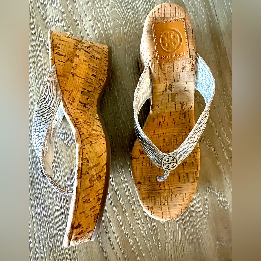 Tory Burch Thora Silver Patent Leather Embossed Logo Cork Wedges Sandals 7 1/2 M
